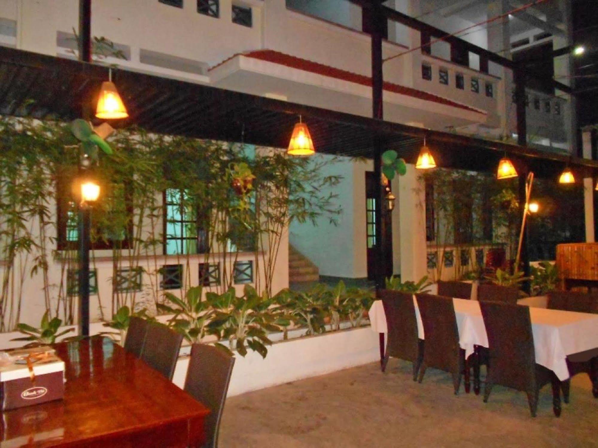 Oyo 381 Tuyet Mai Hotel Nha Trang Bagian luar foto