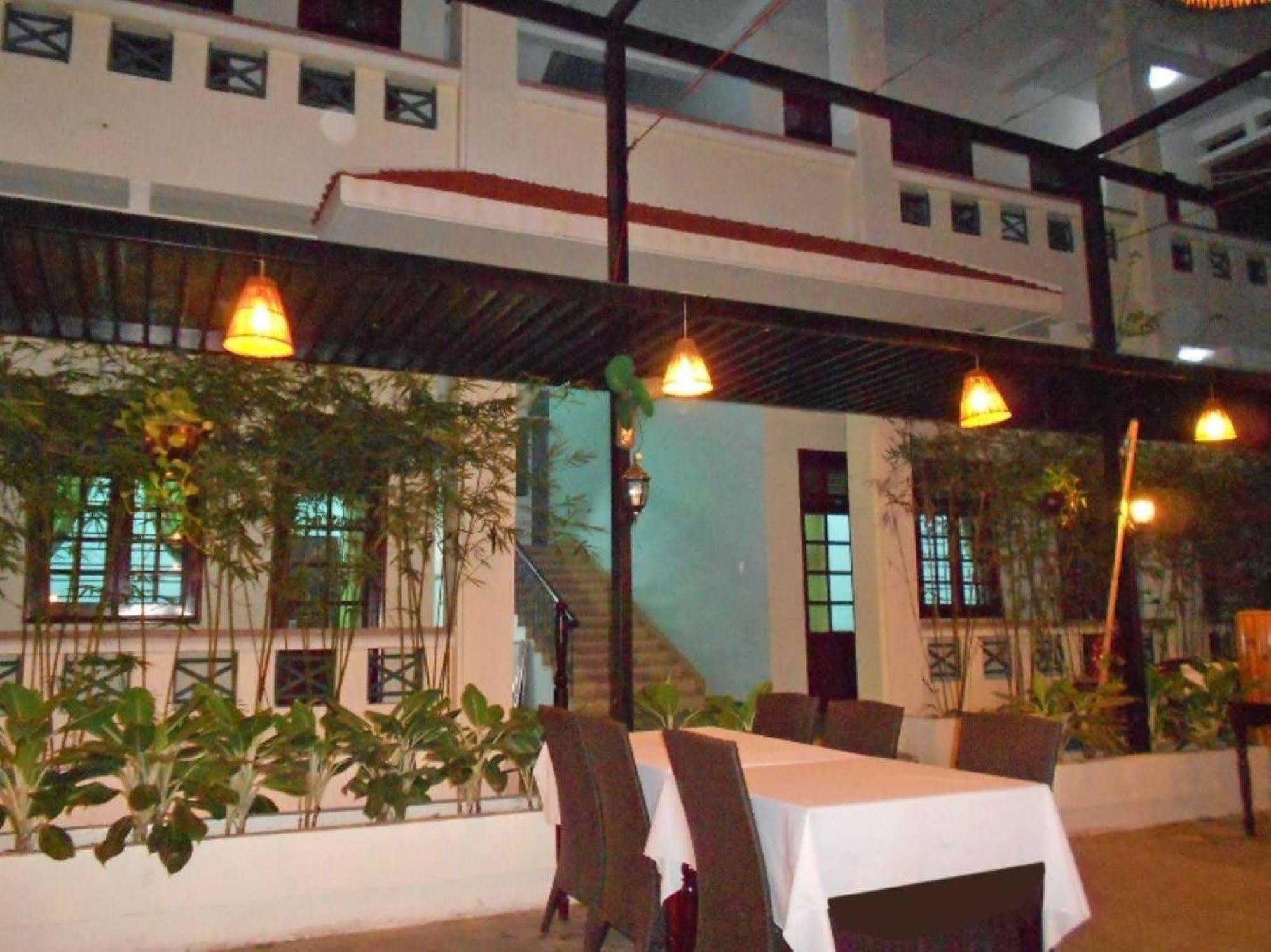 Oyo 381 Tuyet Mai Hotel Nha Trang Bagian luar foto